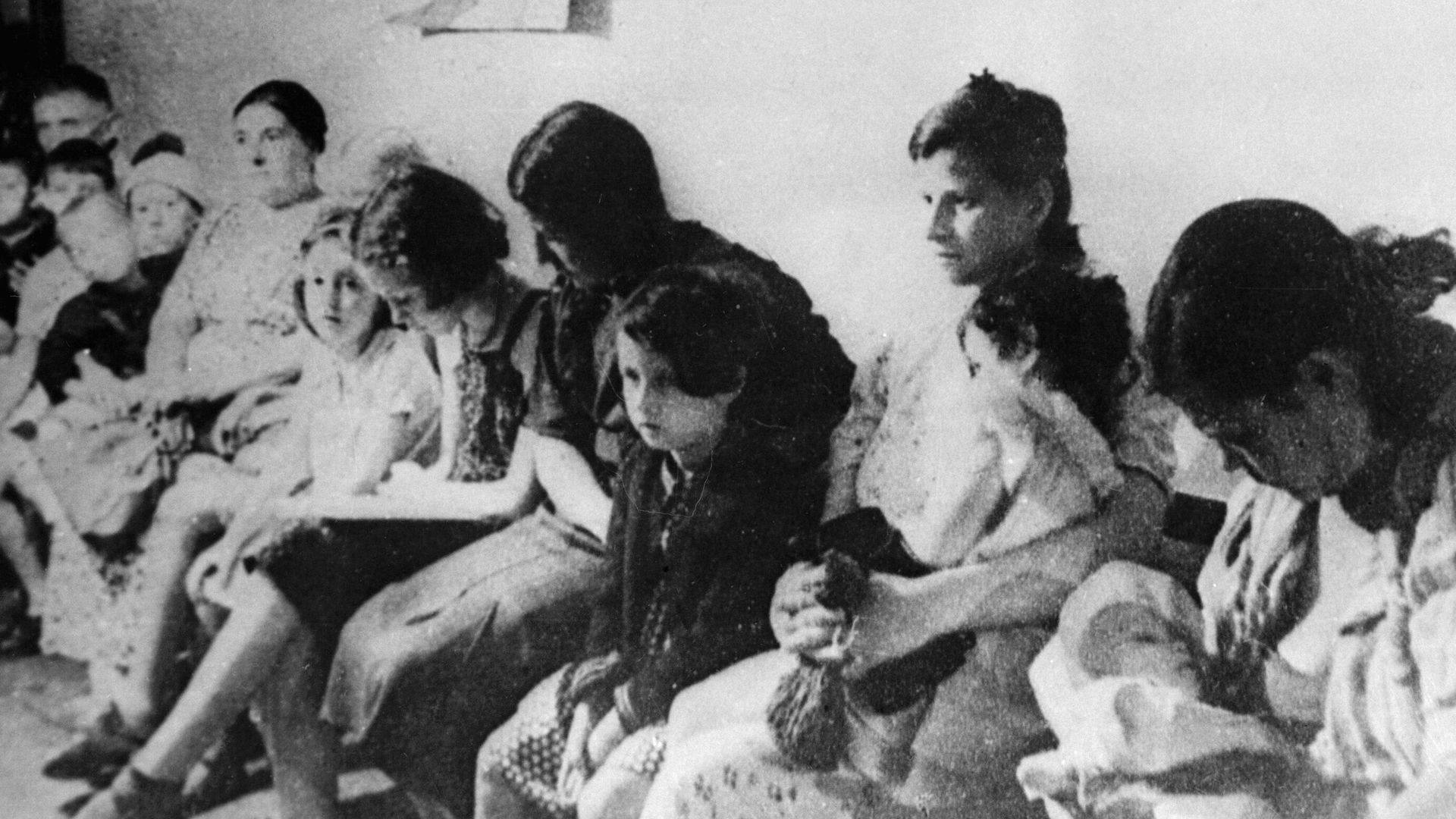Жители Ленинграда прячутся в бомбоубежищах во время воздушной тревоги Жители Ленинграда прячутся в бомбоубежищах во время воздушной тревоги - РИА Новости, 1920, 27.01.2026