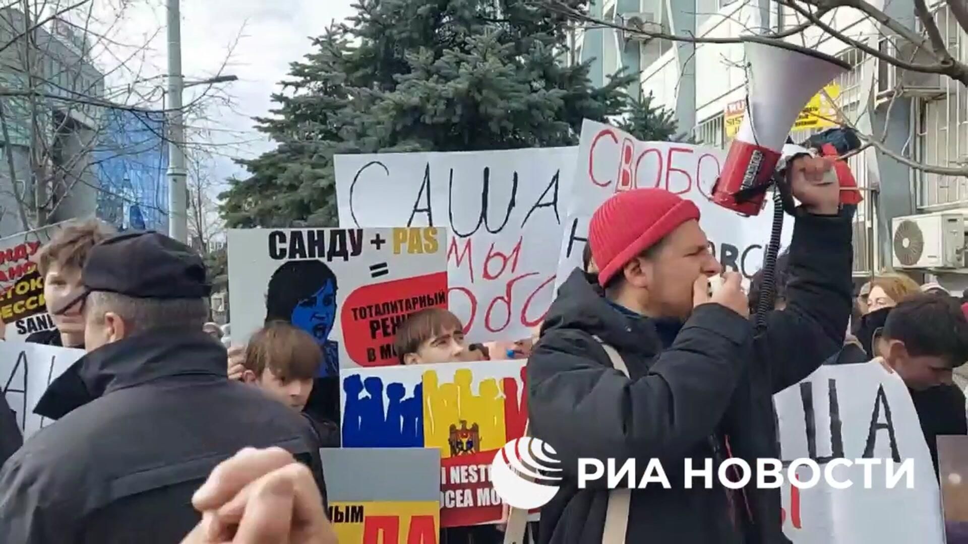 Сторонники молдавского оппозиционера Александра Нестеровского у здания суда в Кишиневе Сторонники молдавского оппозиционера Александра Нестеровского у здания суда в Кишиневе - РИА Новости, 1920, 19.03.2025