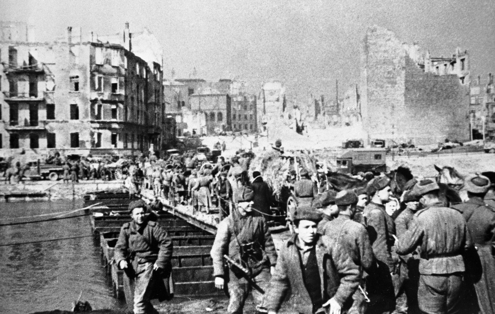 Великая Отечественная война 1941-1945 гг. Кенигсбергская наступательная операция. Советские войска 3-го Белорусского фронта вошли в освобожденный город Кенигсберг Великая Отечественная война 1941-1945 гг. Кенигсбергская наступательная операция. Советские войска 3-го Белорусского фронта вошли в освобожденный город Кенигсберг