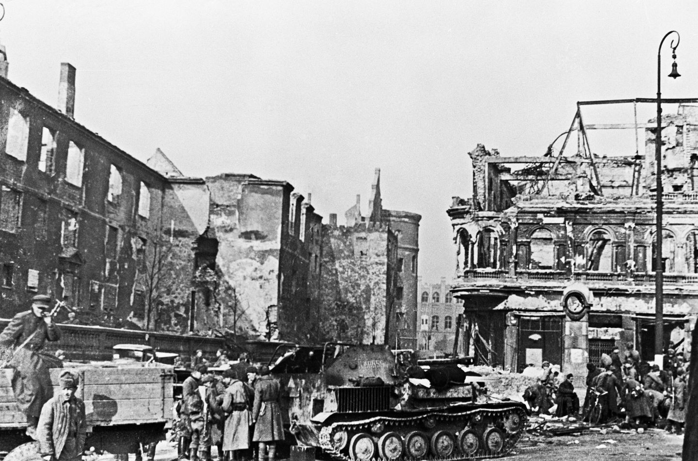 Великая Отечественная война 1941-1945 гг. Кёнигсбергская наступательная операция войск Красной армии (6 - 9 апреля 1945) - часть Восточно-Прусской наступательной операции 1945 года. В ходе штурма города-крепости Кенигсберга, советские войска овладели главной цитаделью Восточной Пруссии. Советские войска вступают в Кенигсберг. Великая Отечественная война 1941-1945 гг. Кёнигсбергская наступательная операция войск Красной армии (6 - 9 апреля 1945) - часть Восточно-Прусской наступательной операции 1945 года. В ходе штурма города-крепости Кенигсберга, советские войска овладели главной цитаделью Восточной Пруссии. Советские войска вступают в Кенигсберг.
