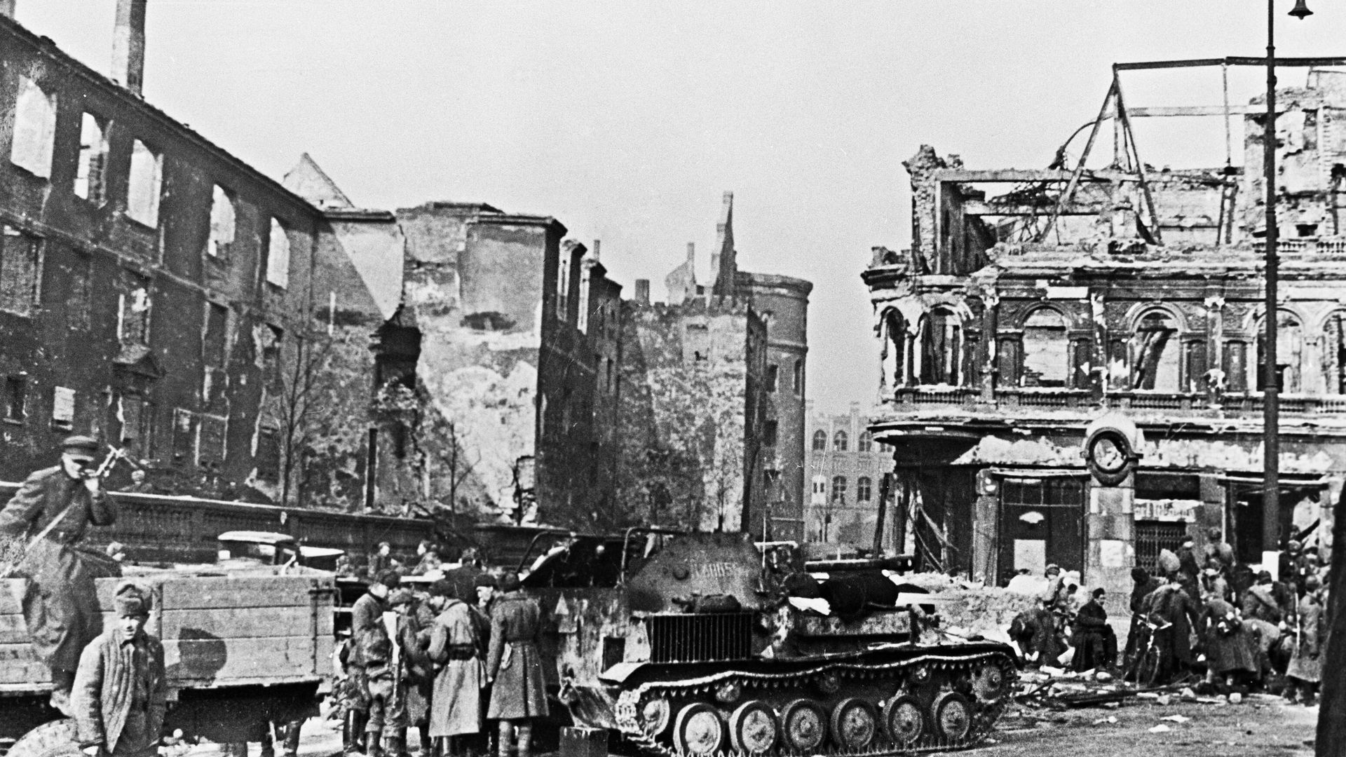 Великая Отечественная война 1941-1945 гг. Кёнигсбергская наступательная операция войск Красной армии (6 - 9 апреля 1945) - часть Восточно-Прусской наступательной операции 1945 года. В ходе штурма города-крепости Кенигсберга, советские войска овладели главной цитаделью Восточной Пруссии. Советские войска вступают в Кенигсберг. Великая Отечественная война 1941-1945 гг. Кёнигсбергская наступательная операция войск Красной армии (6 - 9 апреля 1945) - часть Восточно-Прусской наступательной операции 1945 года. В ходе штурма города-крепости Кенигсберга, советские войска овладели главной цитаделью Восточной Пруссии. Советские войска вступают в Кенигсберг. - РИА Новости, 1920, 08.04.2025