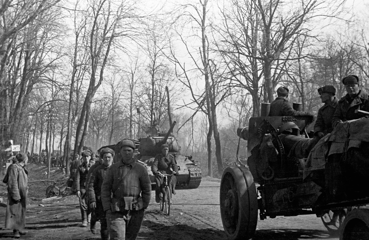 Кенигсбергская наступательная операция. Колона Красной армии движется по освобожденному городу Кенигсберг Кенигсбергская наступательная операция. Колона Красной армии движется по освобожденному городу Кенигсберг