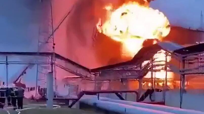 Пожар на нефтебазе в Краснодарском крае. Кадр видео - РИА Новости, 1920, 21.03.2025