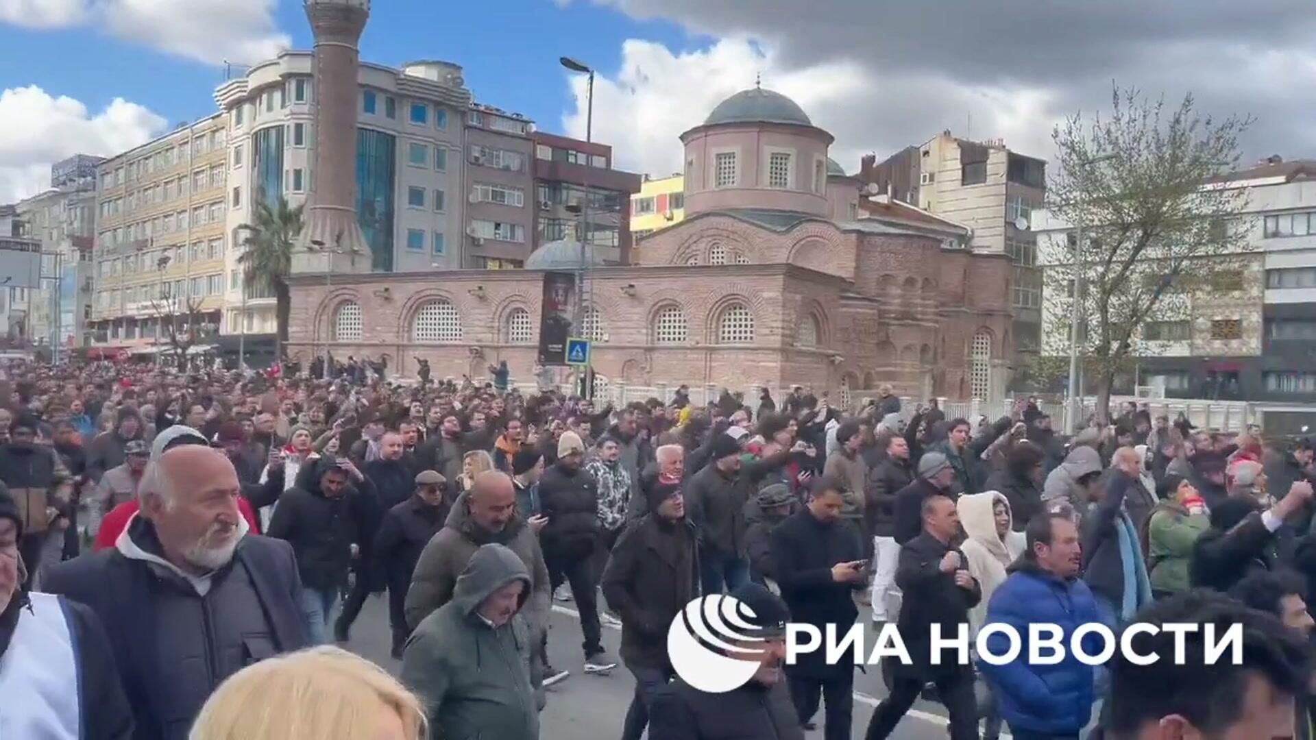 Сторонники задержанного мэра Стамбула Экрема Имамоглу на акции протеста - РИА Новости, 1920, 19.03.2025