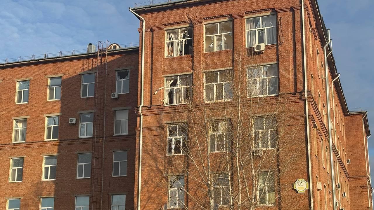 В больнице Энгельса после атаки БПЛА выбило стекла В больнице Энгельса после атаки БПЛА выбило стекла - РИА Новости, 1920, 20.03.2025