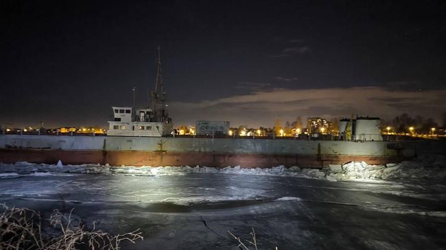 Сухогруз оторвался от причала в районе поселка имени Свердлова в акватории Невы в Ленинградской области. 19 марта 2025