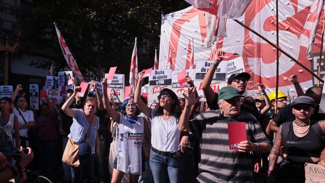 Акция протеста против политики президента Аргентины Хавьера Милея в центре Буэнос-Айреса. 19 марта 2025
