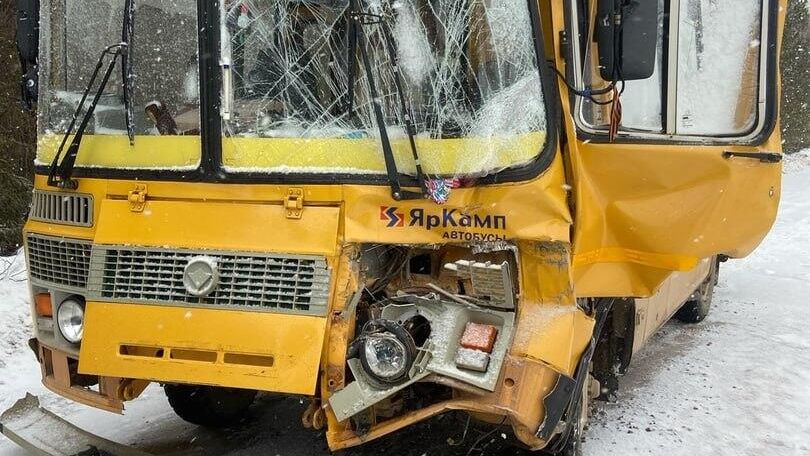 Последствия ДТП с участием школьного автобуса и грузового автомобиля КамАЗ в Вологодской области. 19 марта 2025 - РИА Новости, 1920, 19.03.2025