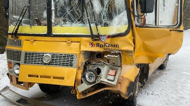 Последствия ДТП с участием школьного автобуса и грузового автомобиля КамАЗ в Вологодской области. 19 марта 2025