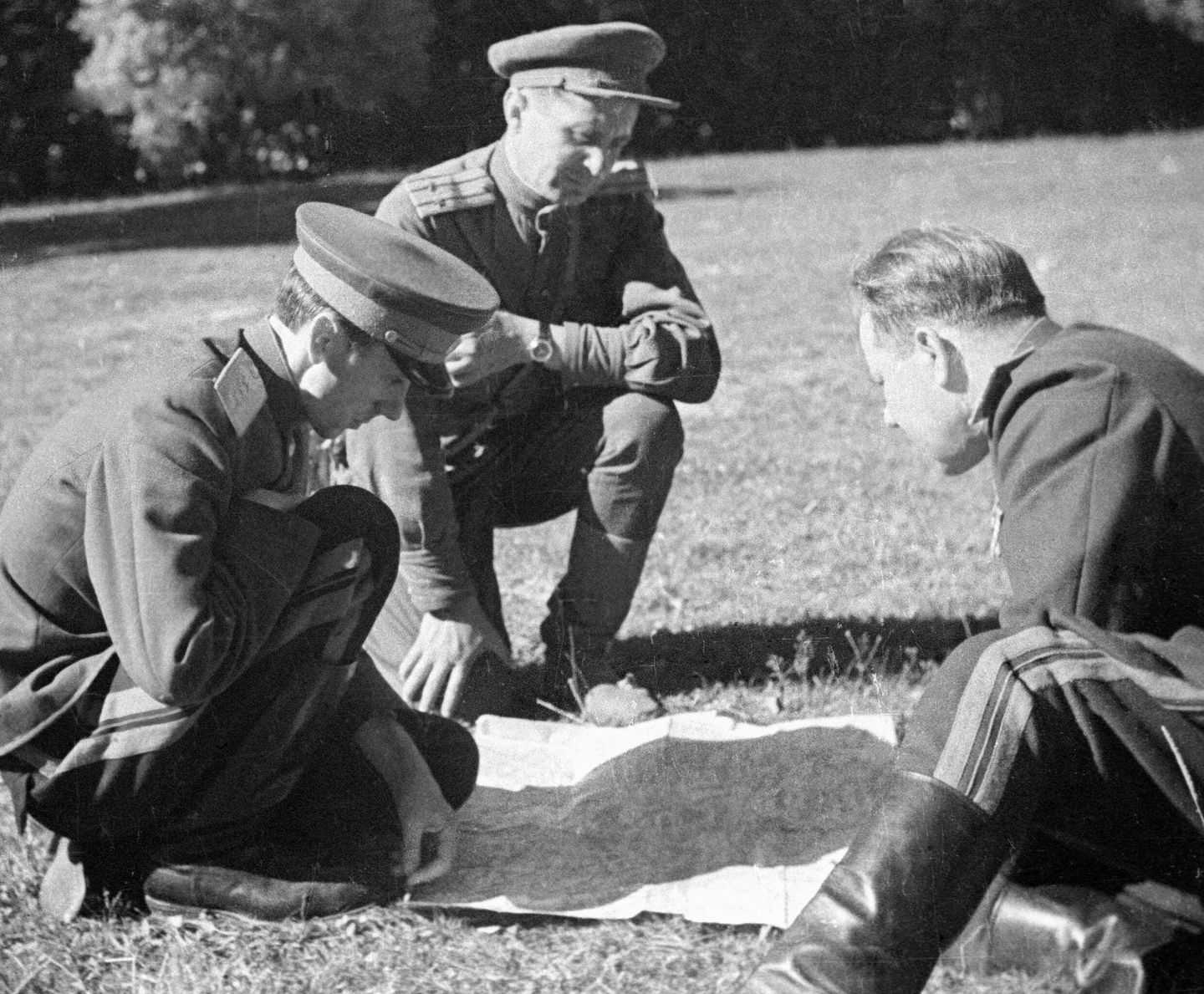 Участники Пражской наступательной операции (слева направо): командующий 38-й армией генерал-полковник Кирилл Семенович Москаленко, подполковник Балабай и генерал-майор Гусев Иван Андреевич Участники Пражской наступательной операции (слева направо): командующий 38-й армией генерал-полковник Кирилл Семенович Москаленко, подполковник Балабай и генерал-майор Гусев Иван Андреевич