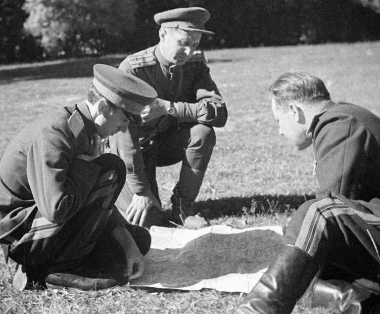 Участники Пражской наступательной операции (слева направо): командующий 38-й армией генерал-полковник Кирилл Семенович Москаленко, подполковник Балабай и генерал-майор Гусев Иван Андреевич Участники Пражской наступательной операции (слева направо): командующий 38-й армией генерал-полковник Кирилл Семенович Москаленко, подполковник Балабай и генерал-майор Гусев Иван Андреевич