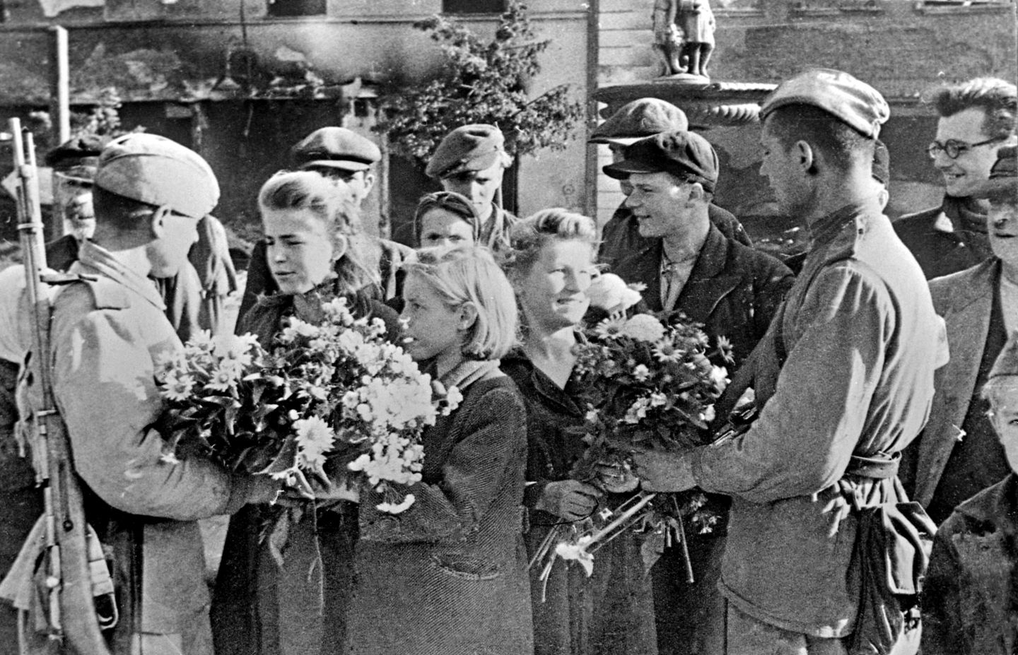 Начало мая 1945 г. - в результате Пражской наступательной операции советские войска освободили Чехословакию. Жители встречает цветами советских воинов Начало мая 1945 г. - в результате Пражской наступательной операции советские войска освободили Чехословакию. Жители встречает цветами советских воинов