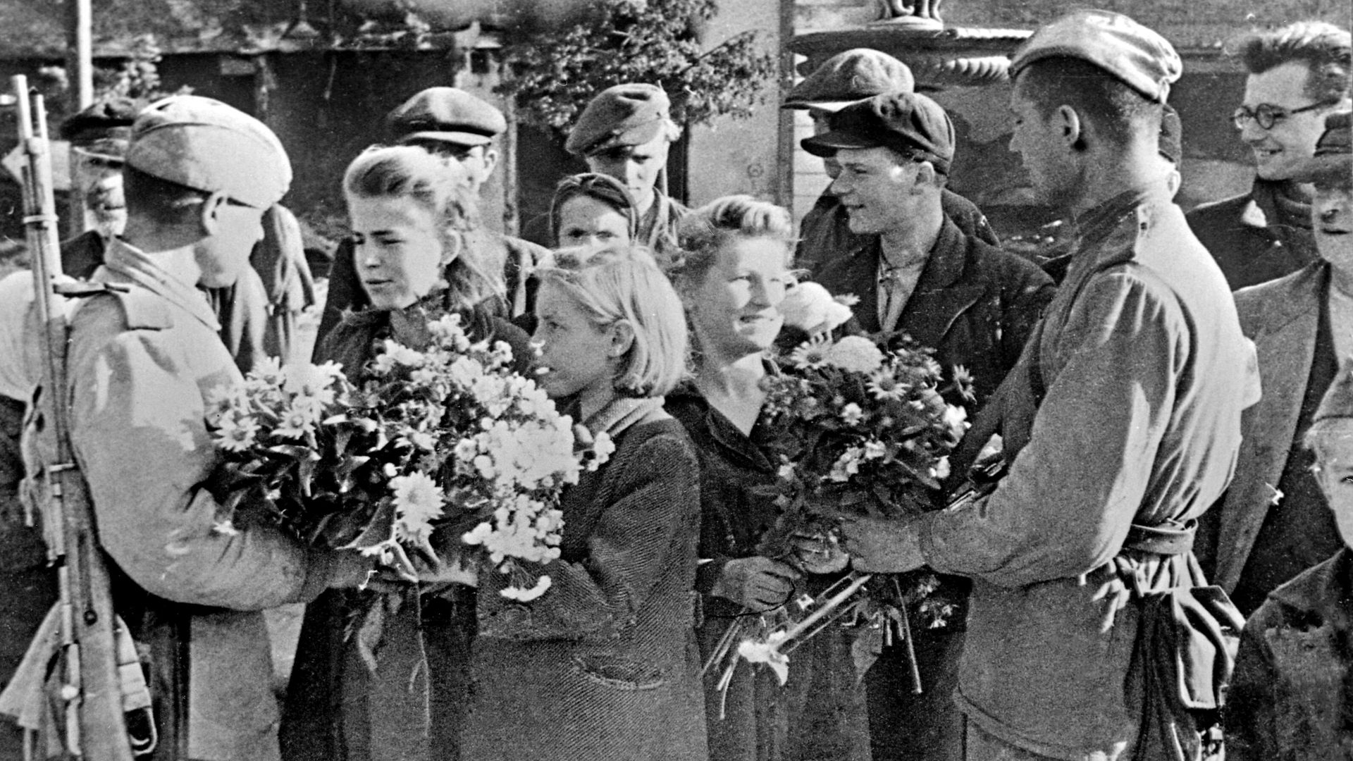 Начало мая 1945 года — в результате Пражской наступательной операции советские войска освободили Чехословакию. Жители с цветами встречают советских воинов - РИА Новости, 1920, 06.05.2025