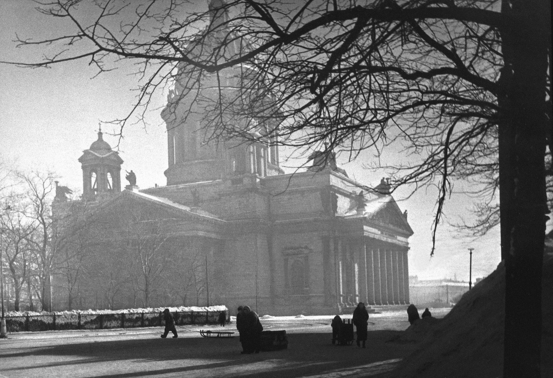 Жители города возле Исаакиевского собора в блокадном Ленинграде - РИА Новости, 1920, 20.06.2025