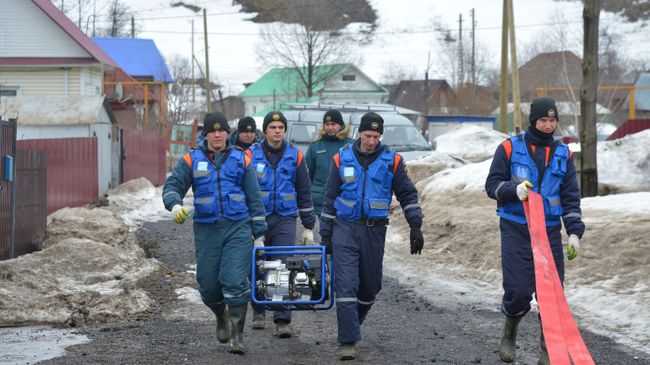 Устранение последствия наводнения сотрудниками МЧС РФ в городе Аша в Челябинской области 