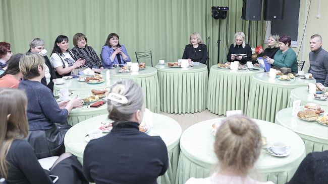 Председатель Законодательного Собрания Свердловской области Людмила Бабушкина во время встречи с семьями участников СВО в Богдановиче