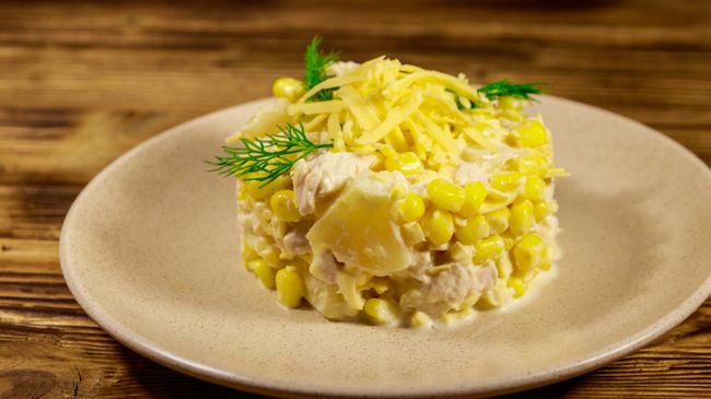 Салат из курицы с ананасом и сыром