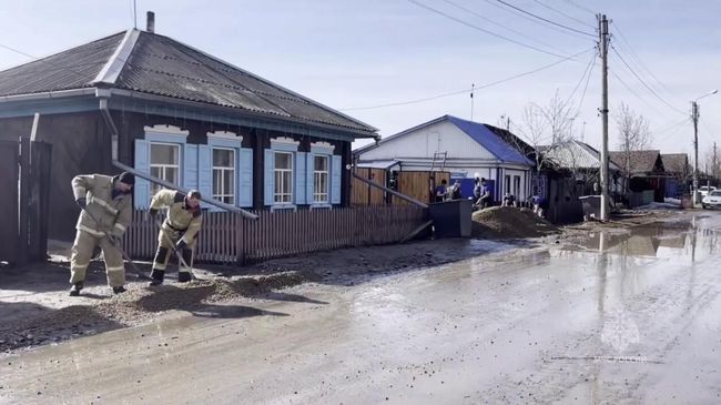 Отсыпка затопленных участков в Минусинске в Красноярском крае