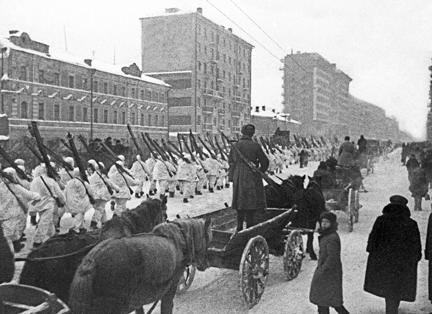 Бойцы Красной армии после военного парада на Красной площади 7 ноября 1941 года, отправляются на фронт. В рядах марширующих солдаты Сибирской дивизии Бойцы Красной армии после военного парада на Красной площади 7 ноября 1941 года, отправляются на фронт. В рядах марширующих солдаты Сибирской дивизии