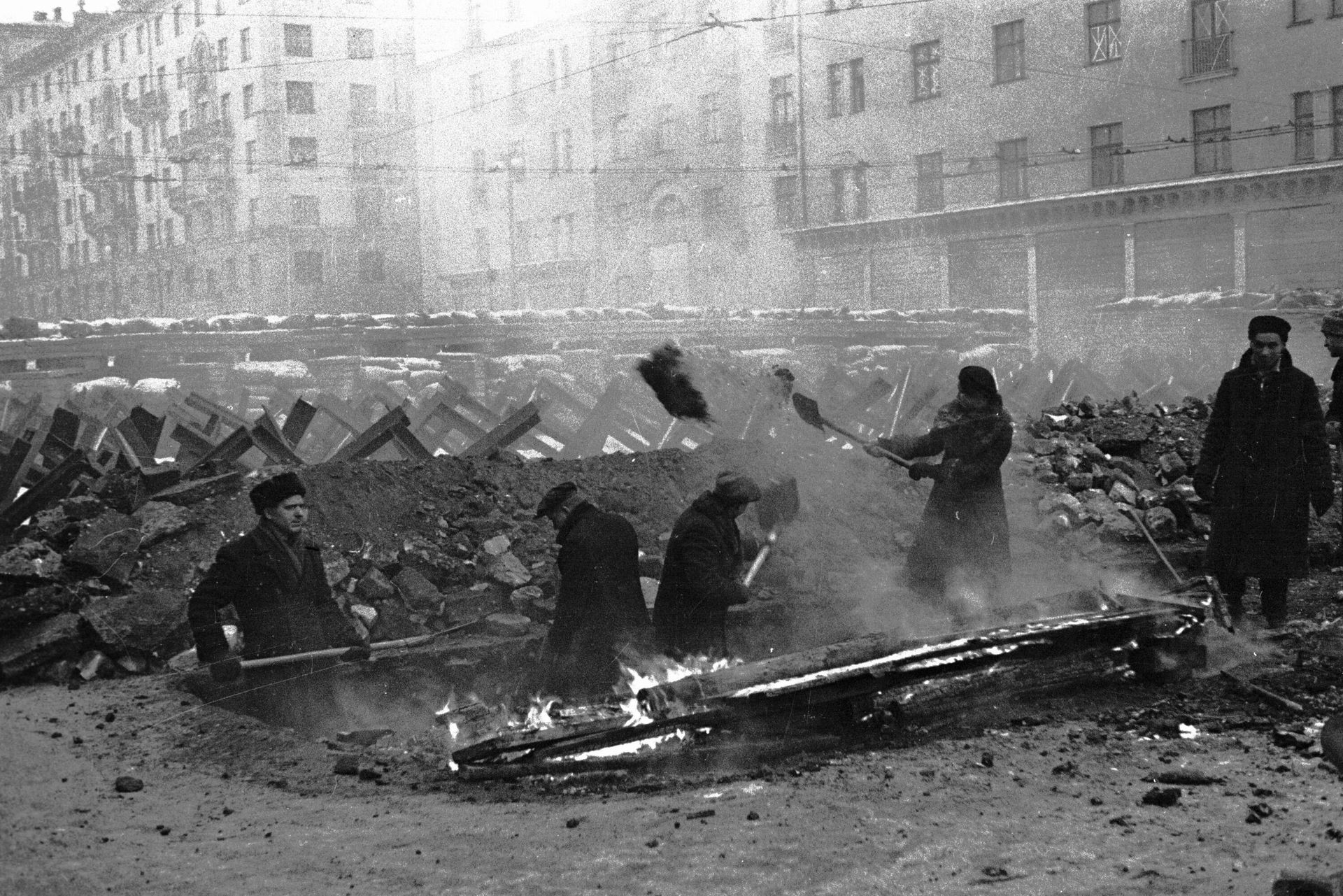 Оборона Москвы. Жители города строят противотанковые укрепления