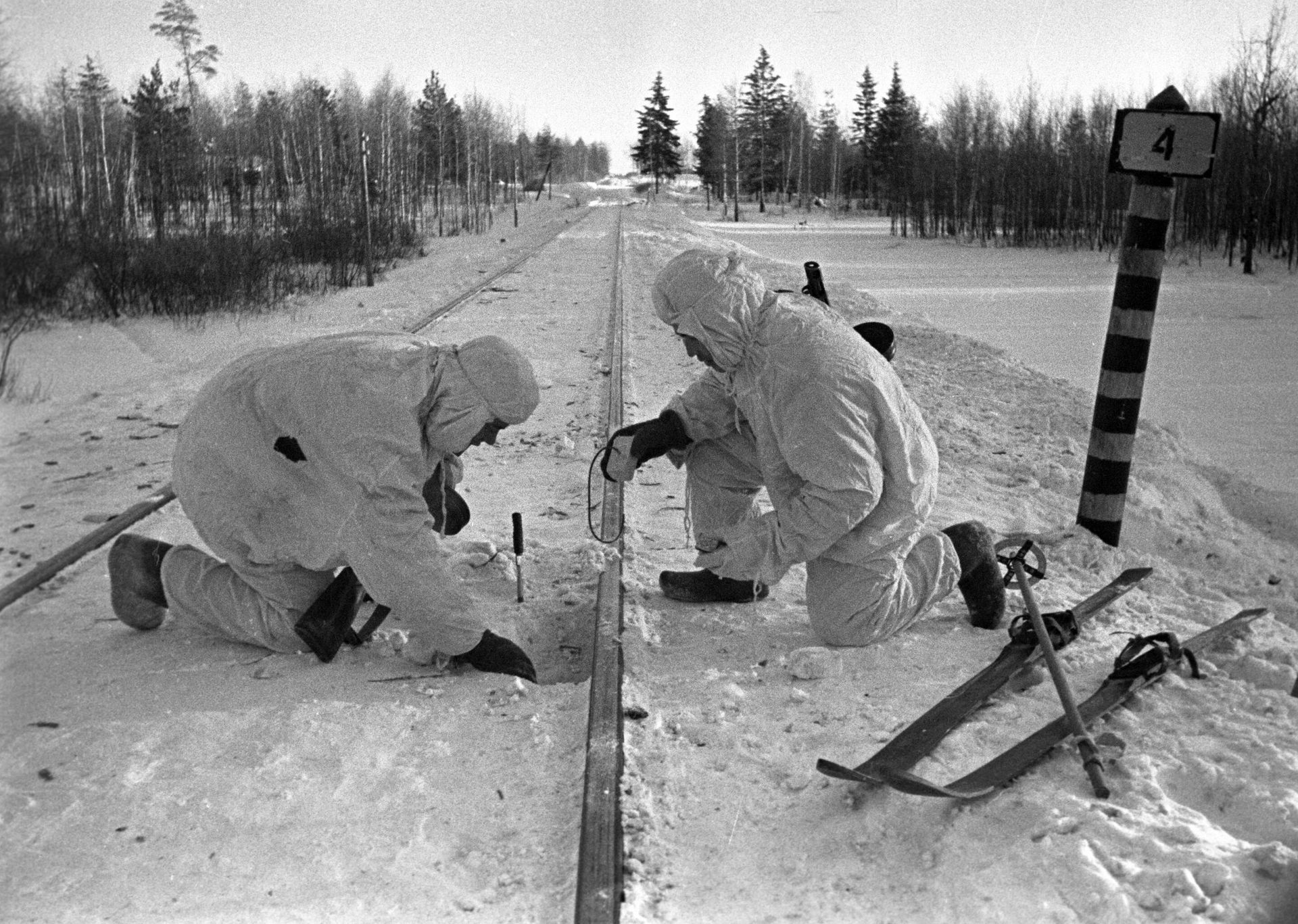 Оборона Москвы. Советские бойцы минируют железнодорожные пути под Москвой 
