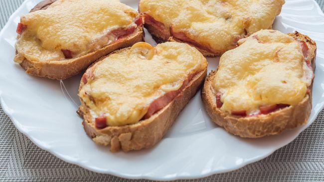 Горячие бутерброды с колбасой и сыром в духовке