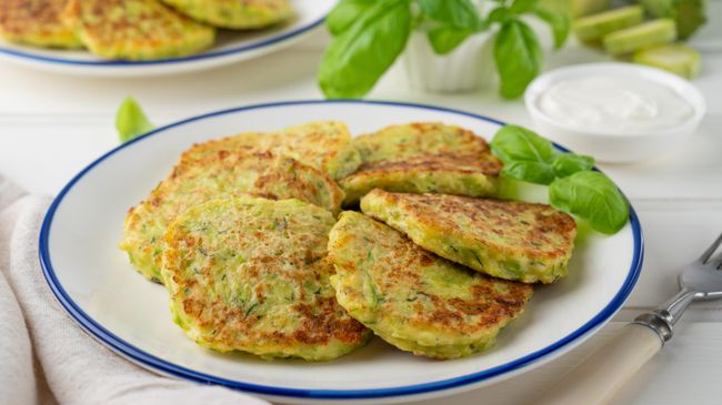Оладьи из кабачков с сыром и чесноком Оладьи из кабачков с сыром и чесноком