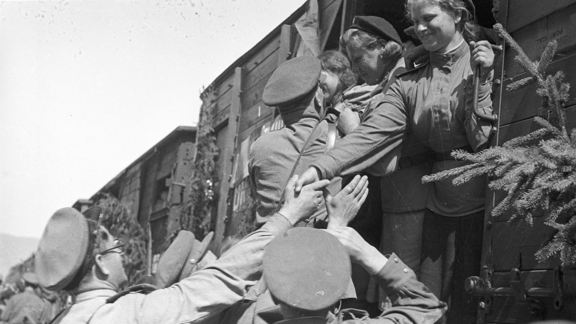 Отправка на Родину поезда с советскими воинами после освобождения Австрии от немецко-фашистских захватчиков Отправка на Родину поезда с советскими воинами после освобождения Австрии от немецко-фашистских захватчиков - РИА Новости, 1920, 15.04.2025