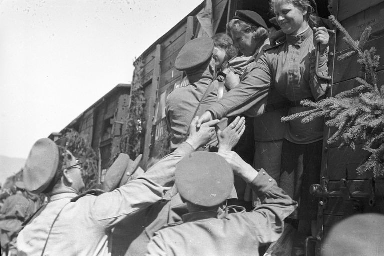 Отправка на Родину поезда с советскими воинами после освобождения Австрии от немецко-фашистских захватчиков Отправка на Родину поезда с советскими воинами после освобождения Австрии от немецко-фашистских захватчиков