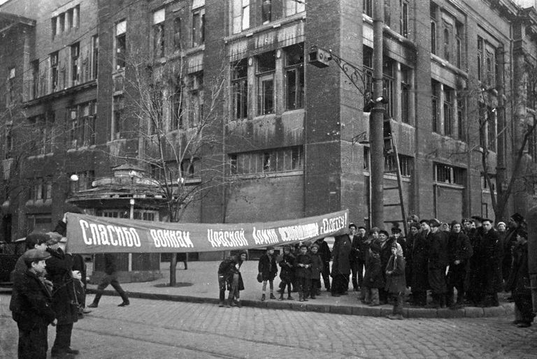 Жители освобожденной Одессы встречают воинов-освободителей с лозунгами благодарности Жители освобожденной Одессы встречают воинов-освободителей с лозунгами благодарности