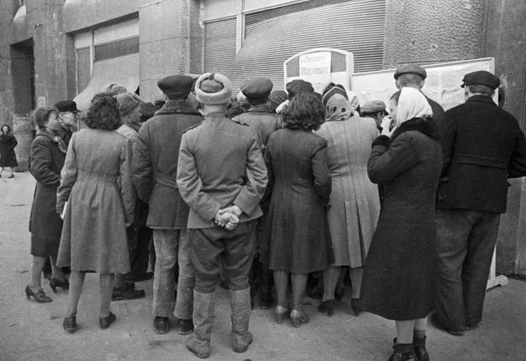 Одесситы читают первую газету, вывешенную на стене, после освобождения Одессы от немецко-румынских оккупантов Одесситы читают первую газету, вывешенную на стене, после освобождения Одессы от немецко-румынских оккупантов