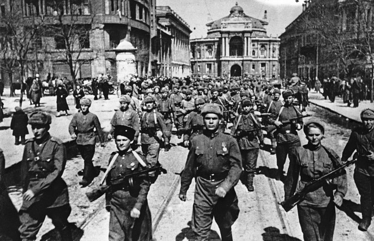 Советские войска вступают в освобожденную Одессу Советские войска вступают в освобожденную Одессу