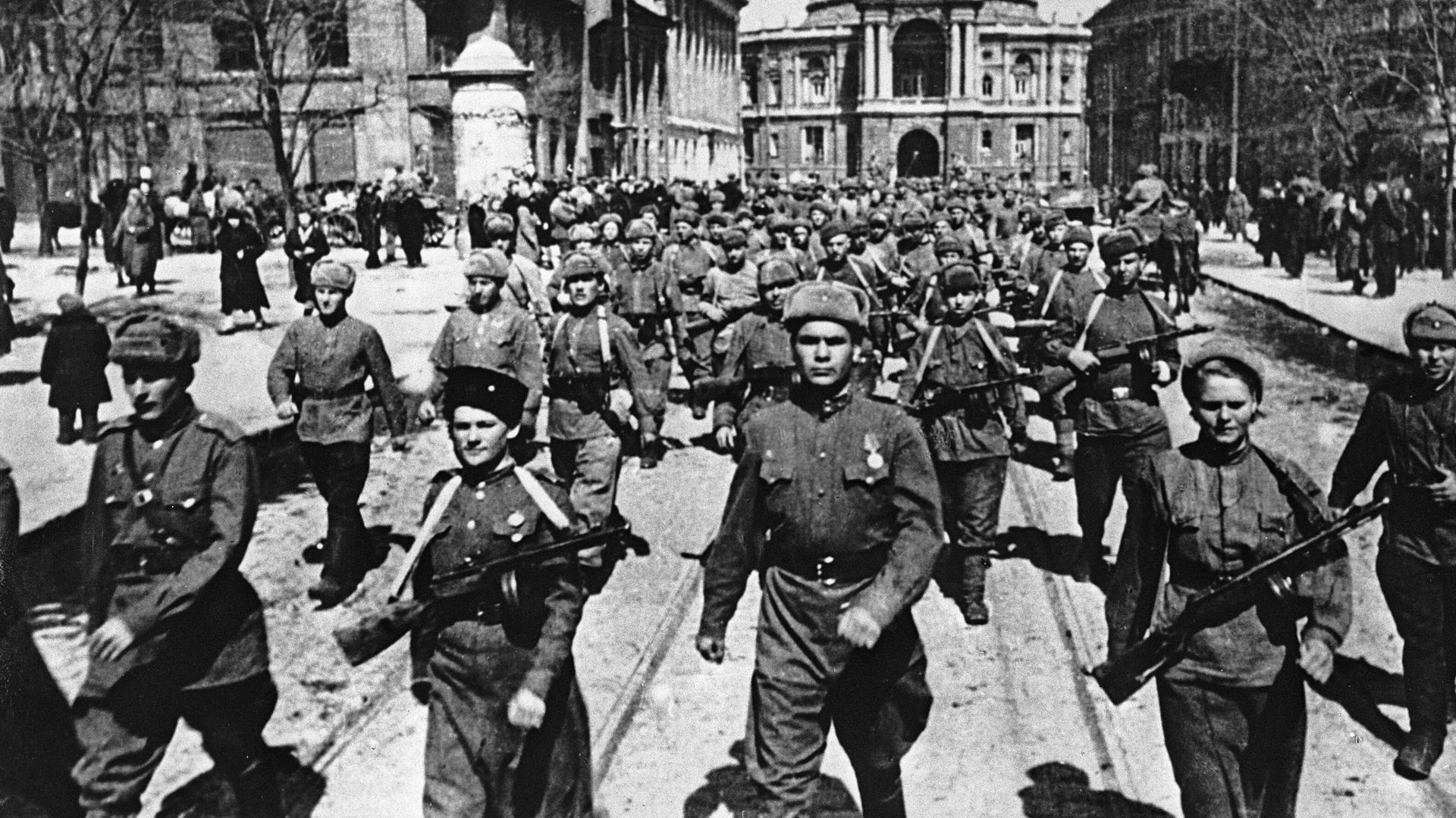 Советские войска вступают в освобожденную Одессу - РИА Новости, 1920, 10.04.2025