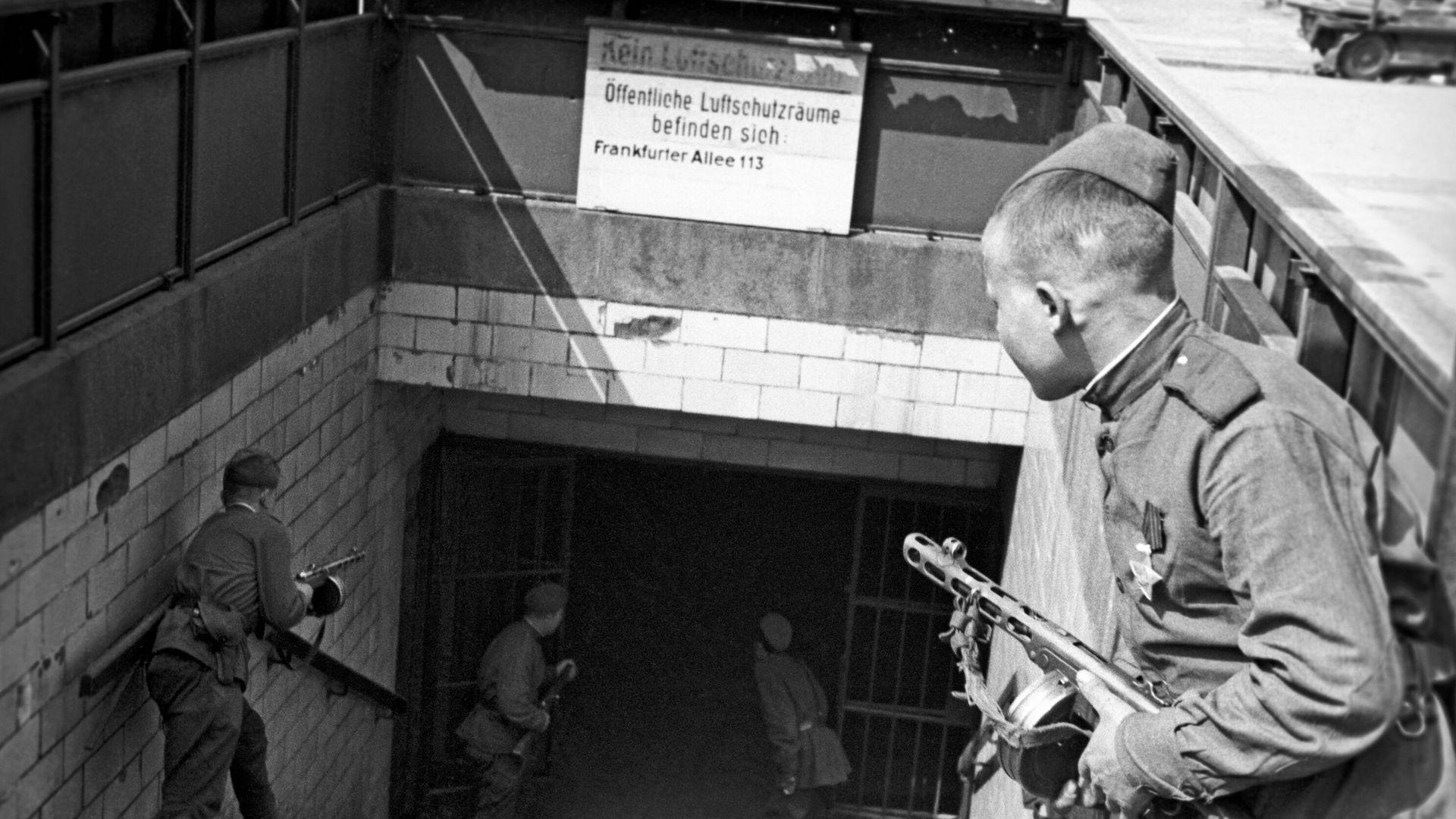 Советские солдаты ведут бой у одного из входов в берлинский метрополитен возле Франкфуртер-алле - РИА Новости, 1920, 16.04.2025