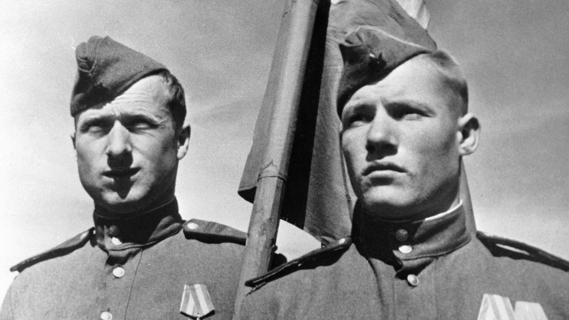 Разведчики 756-го стрелкового полка 150-й Идрицкой стрелковой дивизии со Знаменем Победы, водруженным 01 мая 1945 года над зданием рейхстага в Берлине Разведчики 756-го стрелкового полка 150-й Идрицкой стрелковой дивизии со Знаменем Победы, водруженным 01 мая 1945 года над зданием рейхстага в Берлине - РИА Новости, 1920, 19.04.2026