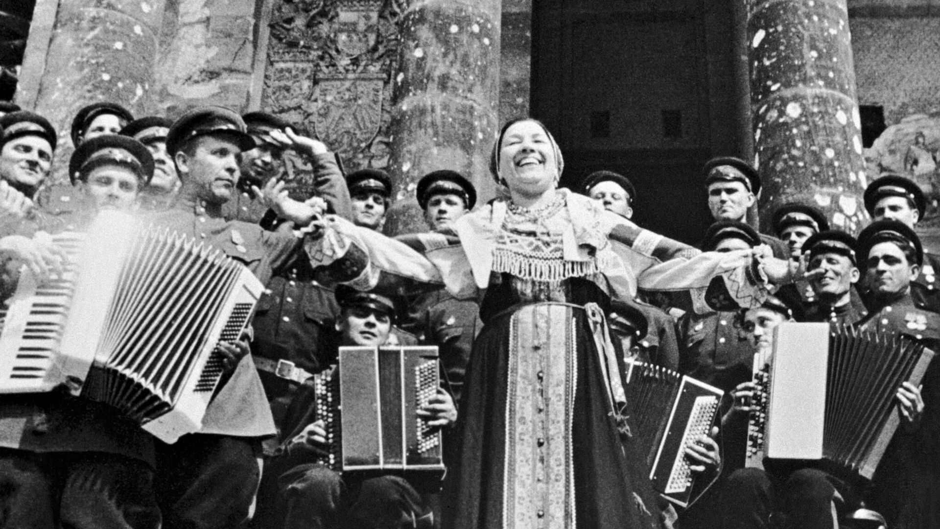 Лидия Русланова выступает с концертом перед советскими воинами на ступенях Рейхстага 2 мая 1945 года. Лидия Русланова выступает с концертом перед советскими воинами на ступенях Рейхстага 2 мая 1945 года. - РИА Новости, 1920, 05.05.2025
