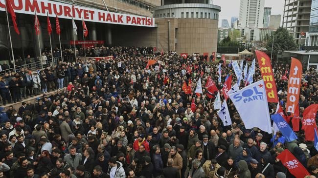 Протестующие против ареста мэра Стамбула Экрема Имамоглу в Анкаре
