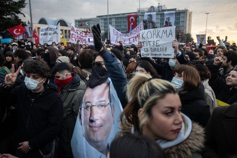 Акция протеста против задержания оппозиционного мэра Экрема Имамоглу в Стамбуле
