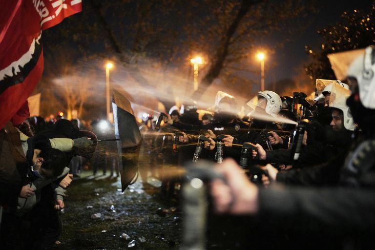 Сотрудники полиции во время акции протеста в Стамбуле после задержания мэра Экрема Имамоглу