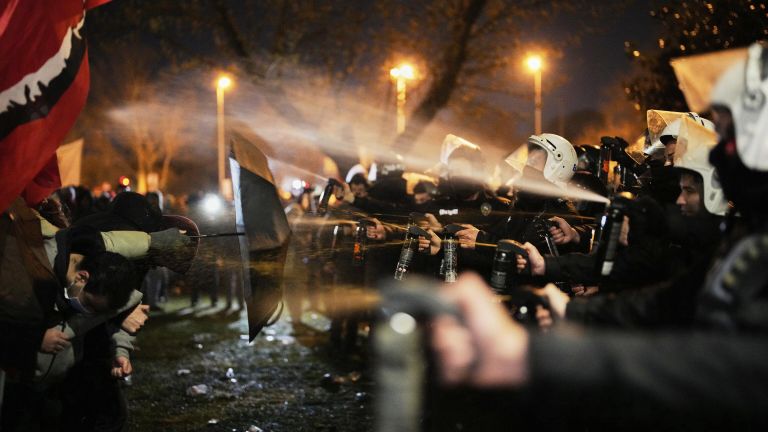 Сотрудники полиции во время акции протеста в Стамбуле после задержания мэра Экрема Имамоглу Сотрудники полиции во время акции протеста в Стамбуле после задержания мэра Экрема Имамоглу