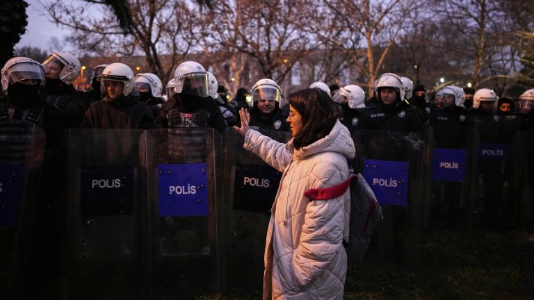 Акция протеста в Стамбуле после задержания мэра Экрема Имамоглу Акция протеста в Стамбуле после задержания мэра Экрема Имамоглу