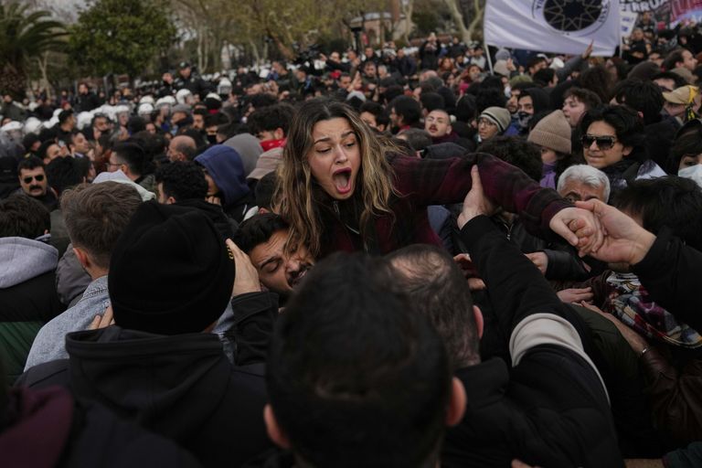 Акция протеста в Стамбуле после задержания мэра Экрема Имамоглу