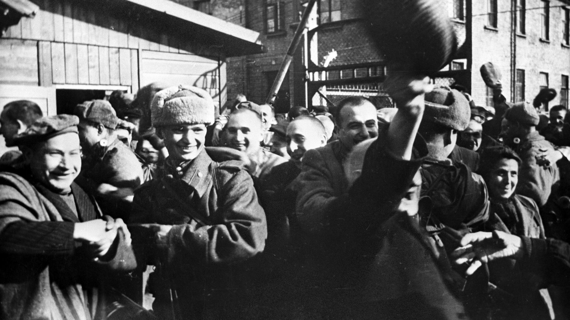 Узники Освенцима в первые минуты после освобождением лагеря Советской Армией Узники Освенцима в первые минуты после освобождением лагеря Советской Армией - РИА Новости, 1920, 03.09.2026