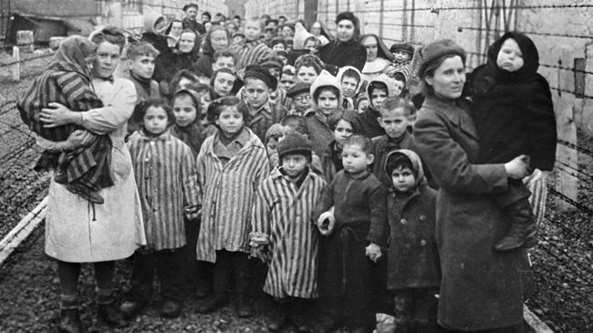 Советские врачи и представители Красного креста среди детей-узников лагеря смерти Освенцим (Аушвиц) в первые часы после его освобождения от немецко-фашистских палачей