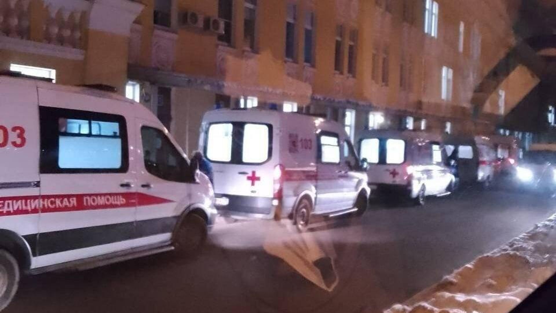 Очередь из машин скорой помощи у приемного отделения клинической инфекционной больницы имени Боткина в Санкт-Петербурге - РИА Новости, 1920, 21.03.2025