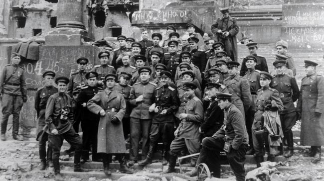 Групповой портрет советских фотожурналистов и кинооператоров у здания рейхстага Групповой портрет советских фотожурналистов и кинооператоров у здания рейхстага