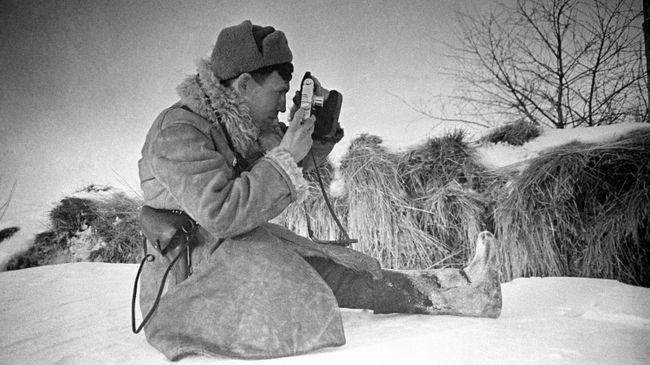 Фотокорреспондент Александр Моклецов во время фотосъемки