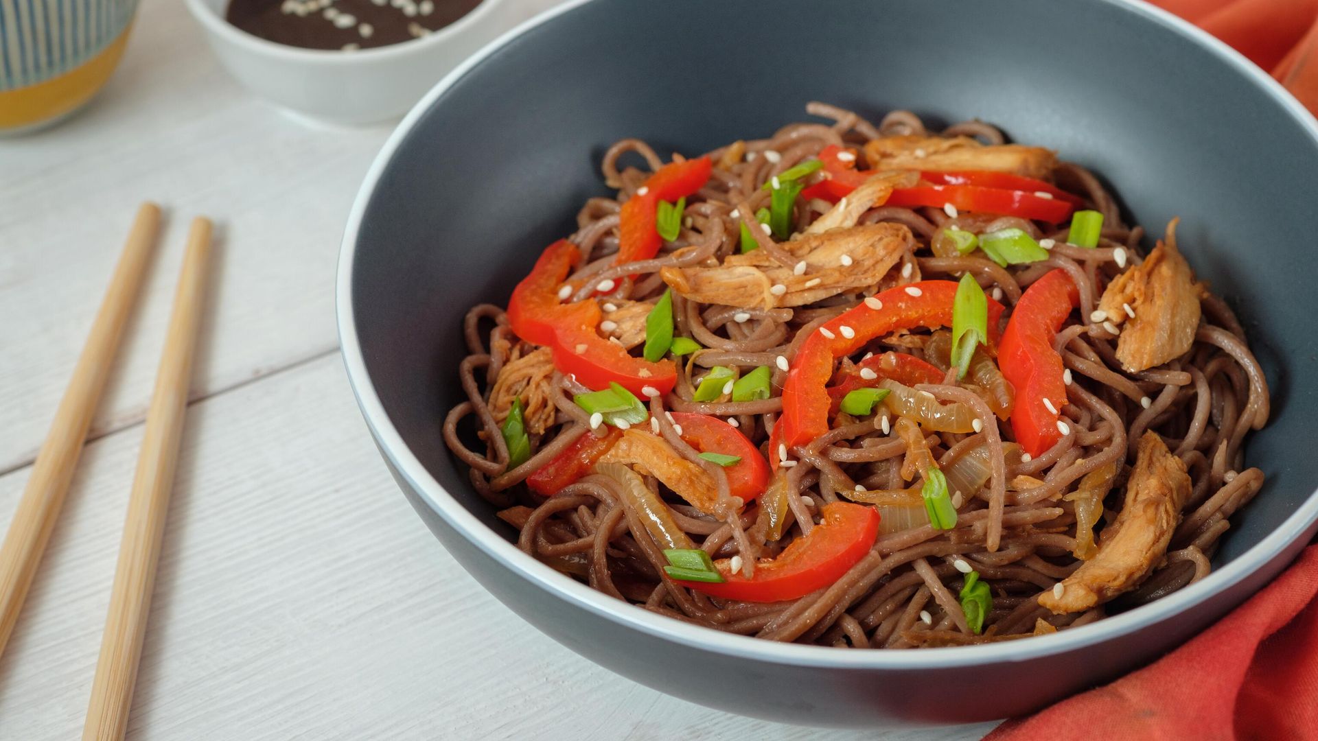Гречневая лапша по-японски с курицей и овощами Гречневая лапша по-японски с курицей и овощами - РИА Новости, 1920, 07.04.2025