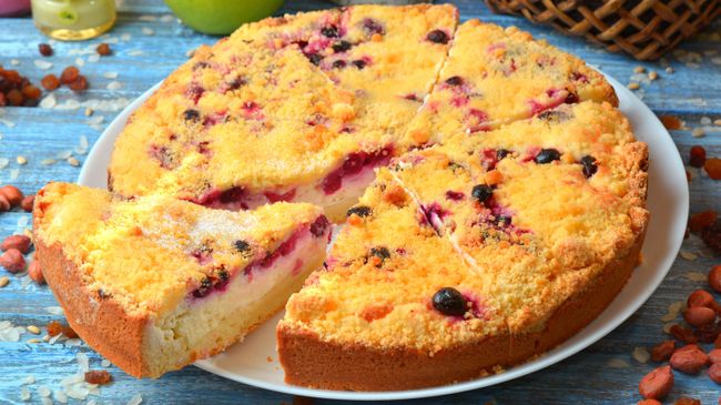 Насыпной пирог с творогом и ягодами