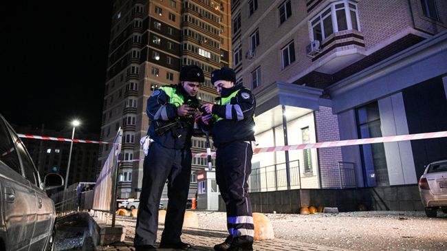 Полицейские у жилого дома в Ростове-на-Дону, поврежденного из-за атаки украинского беспилотника